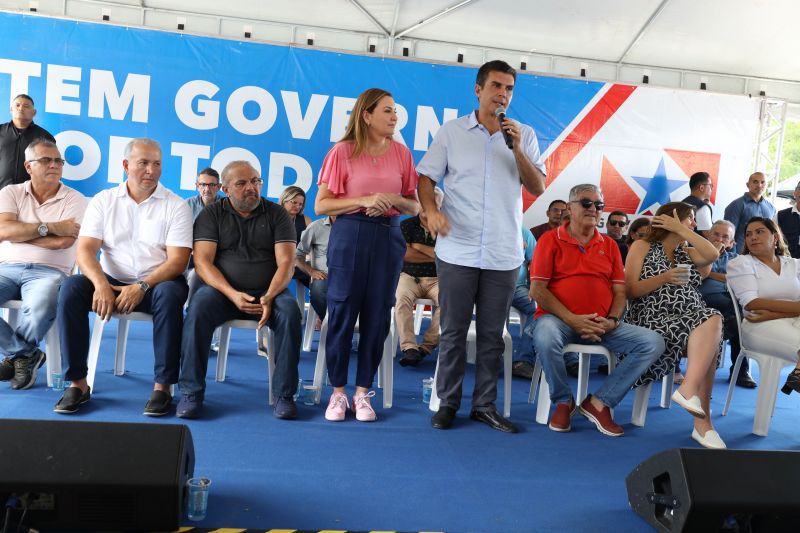 Governador Helder Barbalho entrega de títulos de terras em castanhal <div class='credito_fotos'>Foto: Marco Santos / Ag. Pará   |   <a href='/midias/2022/originais/15254_05ccd08f-6823-66ab-b7be-99fffefee86e.jpg' download><i class='fa-solid fa-download'></i> Download</a></div>