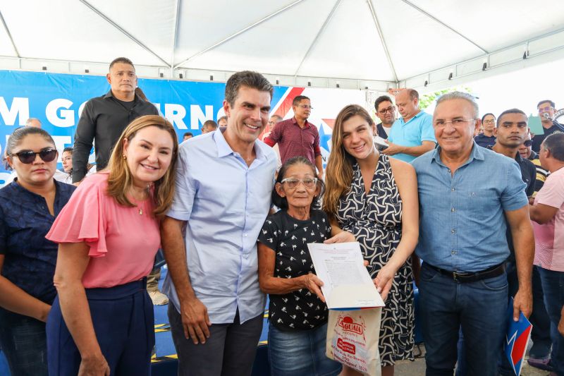 Governador Helder Barbalho entrega de títulos de terras em castanhal <div class='credito_fotos'>Foto: Marco Santos / Ag. Pará   |   <a href='/midias/2022/originais/15254_0e0d509d-2d7a-6315-a8ff-ce0af8bccbd9.jpg' download><i class='fa-solid fa-download'></i> Download</a></div>