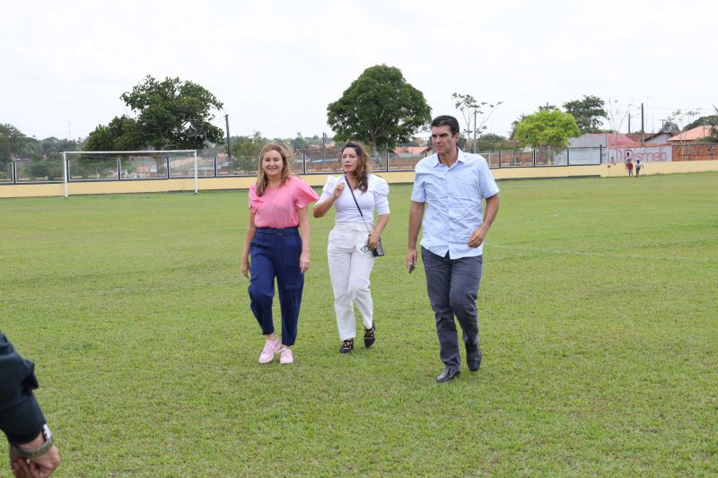 Governador Helder Barbalho entrega de títulos de terras em castanhal <div class='credito_fotos'>Foto: Marco Santos / Ag. Pará   |   <a href='/midias/2022/originais/15254_38a8079c-7890-b82f-5fb8-dbe8e1f2aba3.jpg' download><i class='fa-solid fa-download'></i> Download</a></div>