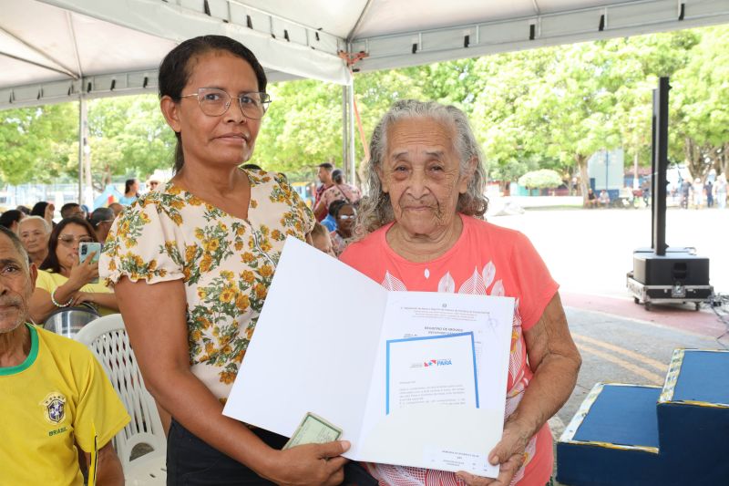 Governador Helder Barbalho entrega de títulos de terras em castanhal

Raimund do Rosario e Silva é a senhora de blusa salmão <div class='credito_fotos'>Foto: Marco Santos / Ag. Pará   |   <a href='/midias/2022/originais/15254_49169c13-8406-91de-adbc-488f2a4765fd.jpg' download><i class='fa-solid fa-download'></i> Download</a></div>