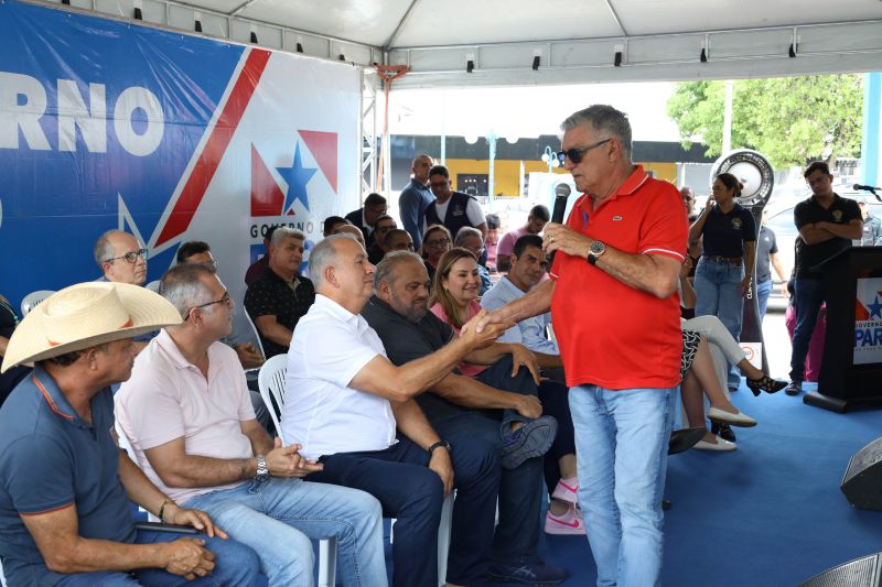 Governador Helder Barbalho entrega de títulos de terras em castanhal <div class='credito_fotos'>Foto: Marco Santos / Ag. Pará   |   <a href='/midias/2022/originais/15254_4f69a5ce-ecf6-2544-94de-7020af109c90.jpg' download><i class='fa-solid fa-download'></i> Download</a></div>