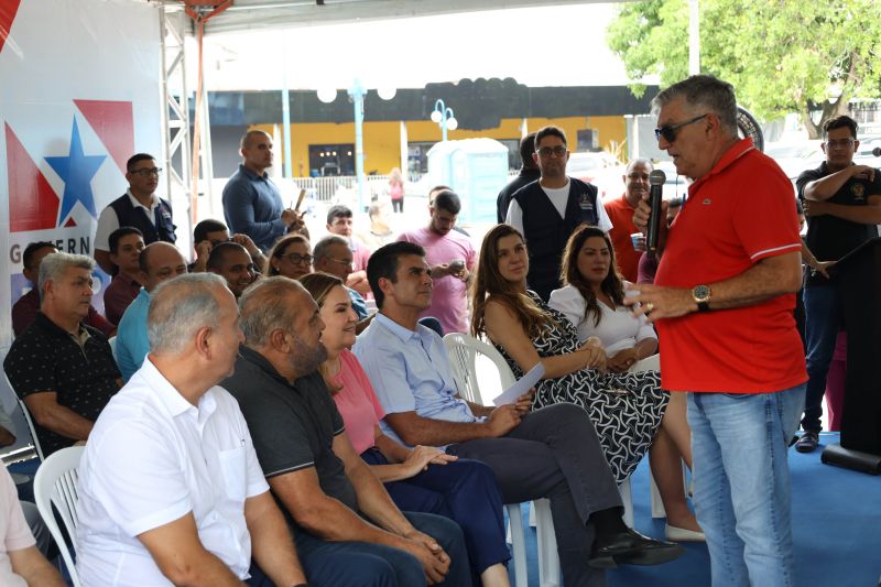 Governador Helder Barbalho entrega de títulos de terras em castanhal <div class='credito_fotos'>Foto: Marco Santos / Ag. Pará   |   <a href='/midias/2022/originais/15254_5a4e808f-f928-541d-c7fb-17764816111e.jpg' download><i class='fa-solid fa-download'></i> Download</a></div>