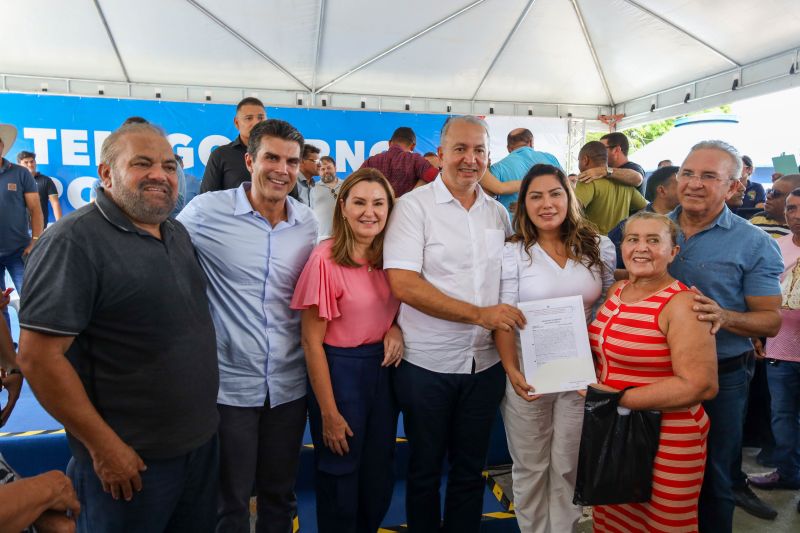 Governador Helder Barbalho entrega de títulos de terras em castanhal <div class='credito_fotos'>Foto: Marco Santos / Ag. Pará   |   <a href='/midias/2022/originais/15254_5d5f6a95-608f-01c5-23e9-6848065b7bf6.jpg' download><i class='fa-solid fa-download'></i> Download</a></div>