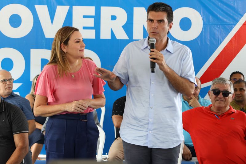 Governador Helder Barbalho entrega de títulos de terras em castanhal <div class='credito_fotos'>Foto: Marco Santos / Ag. Pará   |   <a href='/midias/2022/originais/15254_62f092cc-0ffa-3aef-7fe5-bd33e61c43c6.jpg' download><i class='fa-solid fa-download'></i> Download</a></div>