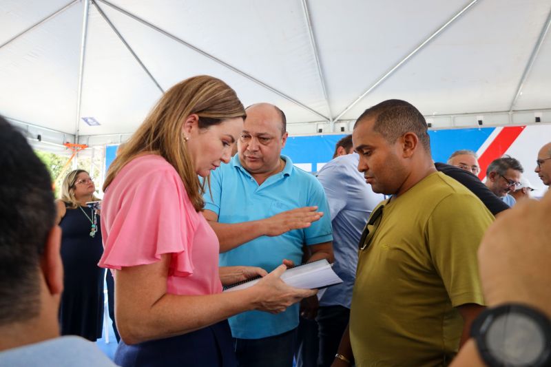 Governador Helder Barbalho entrega de títulos de terras em castanhal <div class='credito_fotos'>Foto: Marco Santos / Ag. Pará   |   <a href='/midias/2022/originais/15254_8b3b6d02-b4b3-0560-bddc-153fa461372b.jpg' download><i class='fa-solid fa-download'></i> Download</a></div>