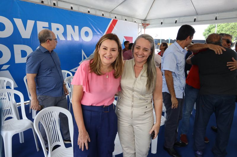 Governador Helder Barbalho entrega de títulos de terras em castanhal <div class='credito_fotos'>Foto: Marco Santos / Ag. Pará   |   <a href='/midias/2022/originais/15254_91098d17-a371-0a0d-6e6f-e0aa56bf9c98.jpg' download><i class='fa-solid fa-download'></i> Download</a></div>