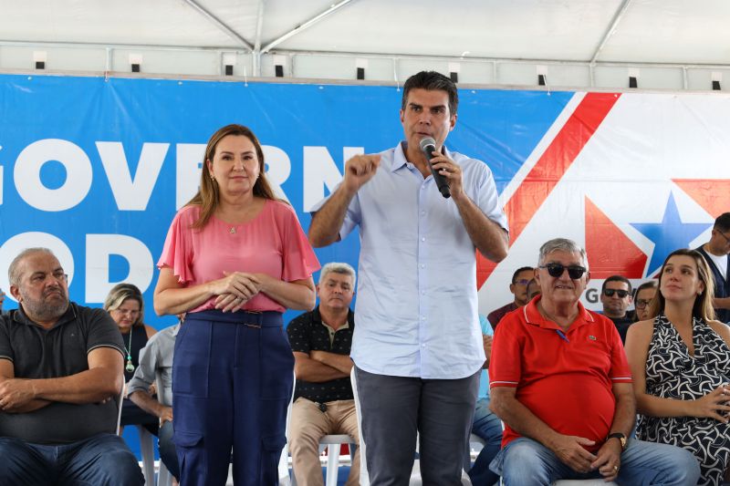 Governador Helder Barbalho entrega de títulos de terras em castanhal <div class='credito_fotos'>Foto: Marco Santos / Ag. Pará   |   <a href='/midias/2022/originais/15254_94c6e8ca-1480-57c3-2d1b-4323398df57e.jpg' download><i class='fa-solid fa-download'></i> Download</a></div>