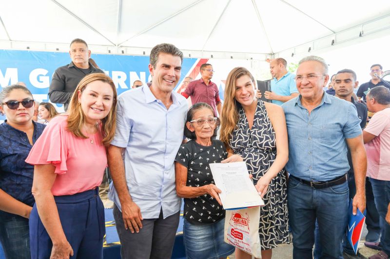 Governador Helder Barbalho entrega de títulos de terras em castanhal <div class='credito_fotos'>Foto: Marco Santos / Ag. Pará   |   <a href='/midias/2022/originais/15254_9921de7d-0889-9e9b-d922-bc368c7b56a7.jpg' download><i class='fa-solid fa-download'></i> Download</a></div>