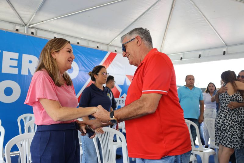 Governador Helder Barbalho entrega de títulos de terras em castanhal <div class='credito_fotos'>Foto: Marco Santos / Ag. Pará   |   <a href='/midias/2022/originais/15254_a4be4179-d5fd-9591-341b-a9d814890e01.jpg' download><i class='fa-solid fa-download'></i> Download</a></div>