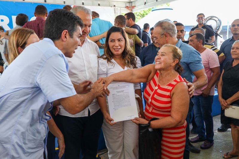 Governador Helder Barbalho entrega de títulos de terras em castanhal <div class='credito_fotos'>Foto: Marco Santos / Ag. Pará   |   <a href='/midias/2022/originais/15254_b70cc8e5-d2c3-53e2-7d1f-8eb338ecbb61.jpg' download><i class='fa-solid fa-download'></i> Download</a></div>