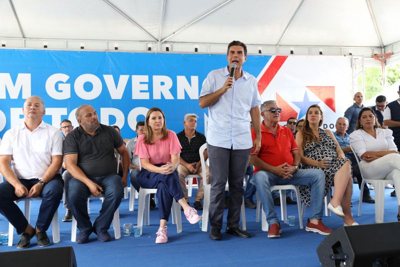 Governador Helder Barbalho entrega de títulos de terras em castanhal <div class='credito_fotos'>Foto: Marco Santos / Ag. Pará   |   <a href='/midias/2022/originais/15254_c398729a-3bcf-d5ff-0542-bff465bd12c5.jpg' download><i class='fa-solid fa-download'></i> Download</a></div>