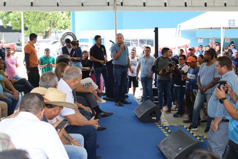 Governador Helder Barbalho entrega de títulos de terras em castanhal <div class='credito_fotos'>Foto: Marco Santos / Ag. Pará   |   <a href='/midias/2022/originais/15254_c4cbbe89-4c45-caaf-6f86-e52f2ef6104b.jpg' download><i class='fa-solid fa-download'></i> Download</a></div>