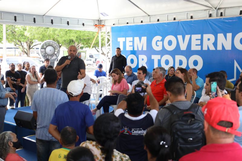 Governador Helder Barbalho entrega de títulos de terras em castanhal <div class='credito_fotos'>Foto: Marco Santos / Ag. Pará   |   <a href='/midias/2022/originais/15254_c5f44603-526b-e925-2762-28c7e803d05a.jpg' download><i class='fa-solid fa-download'></i> Download</a></div>