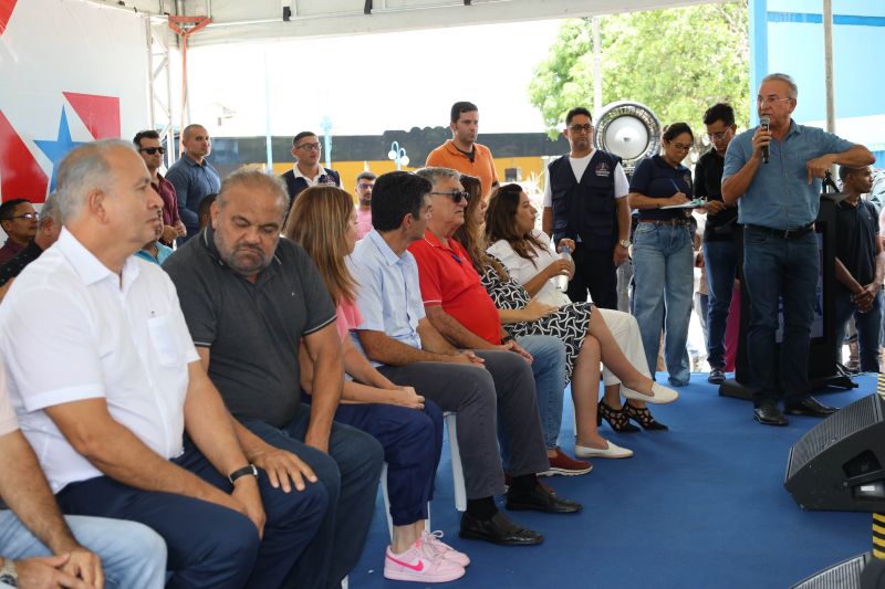 Governador Helder Barbalho entrega de títulos de terras em castanhal <div class='credito_fotos'>Foto: Marco Santos / Ag. Pará   |   <a href='/midias/2022/originais/15254_c9168da8-6c7d-64c7-11eb-7d202dacc528.jpg' download><i class='fa-solid fa-download'></i> Download</a></div>