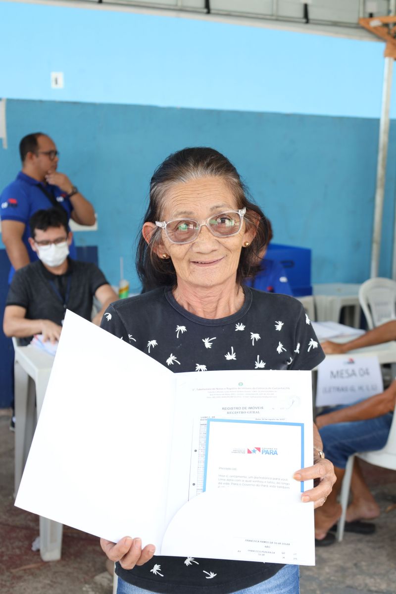 Governador Helder Barbalho entrega de títulos de terras em castanhal

Francisca tamos da Silvia Souza <div class='credito_fotos'>Foto: Marco Santos / Ag. Pará   |   <a href='/midias/2022/originais/15254_ce04524a-5c18-618c-5718-45e9cd7ab44b.jpg' download><i class='fa-solid fa-download'></i> Download</a></div>