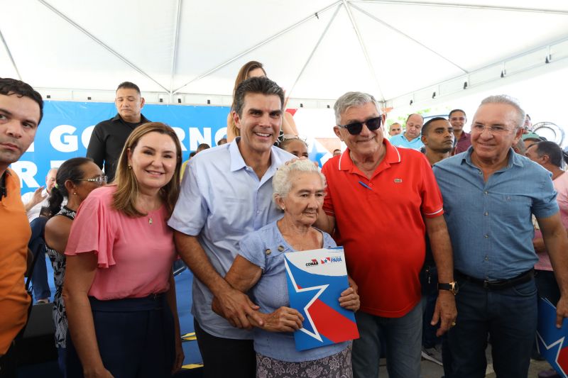 Governador Helder Barbalho entrega de títulos de terras em castanhal <div class='credito_fotos'>Foto: Marco Santos / Ag. Pará   |   <a href='/midias/2022/originais/15254_f7076c00-f4d3-ed3e-2ff3-4a516dc04f39.jpg' download><i class='fa-solid fa-download'></i> Download</a></div>