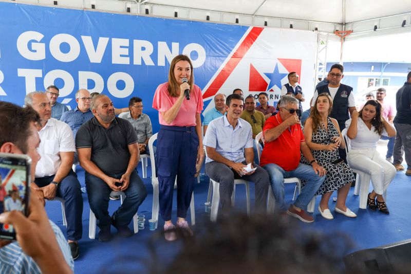 Governador Helder Barbalho entrega de títulos de terras em castanhal <div class='credito_fotos'>Foto: Marco Santos / Ag. Pará   |   <a href='/midias/2022/originais/15254_f7d8f8aa-9db9-6b1c-b21c-b222c955caa0.jpg' download><i class='fa-solid fa-download'></i> Download</a></div>