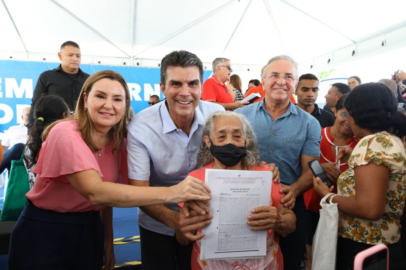 Governador Helder Barbalho entrega de títulos de terras em castanhal <div class='credito_fotos'>Foto: Marco Santos / Ag. Pará   |   <a href='/midias/2022/originais/15254_fce9960c-f9cf-54b9-e291-11a9ee6f03c6.jpg' download><i class='fa-solid fa-download'></i> Download</a></div>