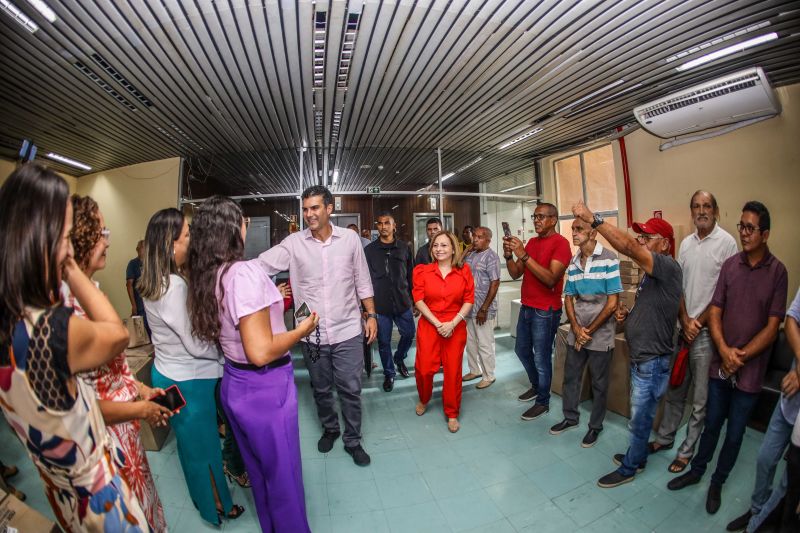 Governador Helder Barbalho Entrega de instrumentos musicais para bandas escolares Fotos Marco Santos/AGPARÁ <div class='credito_fotos'>Foto: Marco Santos / Ag. Pará   |   <a href='/midias/2022/originais/15275_276222d2-2575-3232-4f4b-a8d8cff31ee4.jpg' download><i class='fa-solid fa-download'></i> Download</a></div>