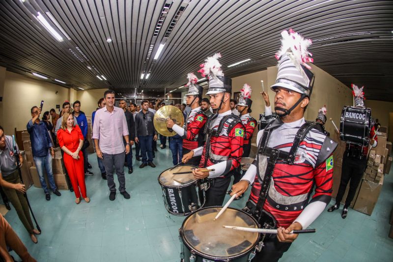 Governador Helder Barbalho Entrega de instrumentos musicais para bandas escolares Fotos Marco Santos/AGPARÁ <div class='credito_fotos'>Foto: Marco Santos / Ag. Pará   |   <a href='/midias/2022/originais/15275_39c0d484-7430-4368-be33-c404d9c90eb3.jpg' download><i class='fa-solid fa-download'></i> Download</a></div>