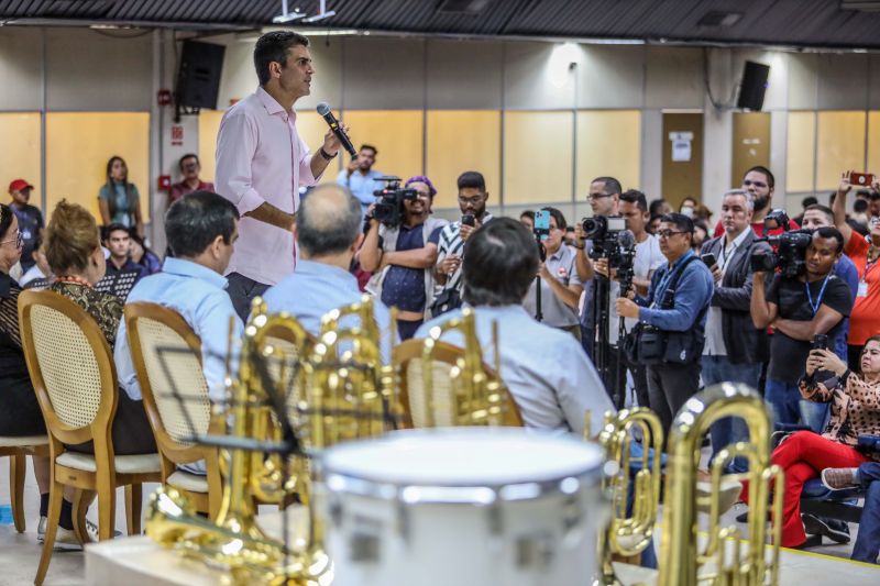 Governador Helder Barbalho Entrega de instrumentos musicais para bandas escolares Fotos Marco Santos/AGPARÁ <div class='credito_fotos'>Foto: Marco Santos / Ag. Pará   |   <a href='/midias/2022/originais/15275_5e3e9a67-a399-6c89-5374-5bf33121bd80.jpg' download><i class='fa-solid fa-download'></i> Download</a></div>