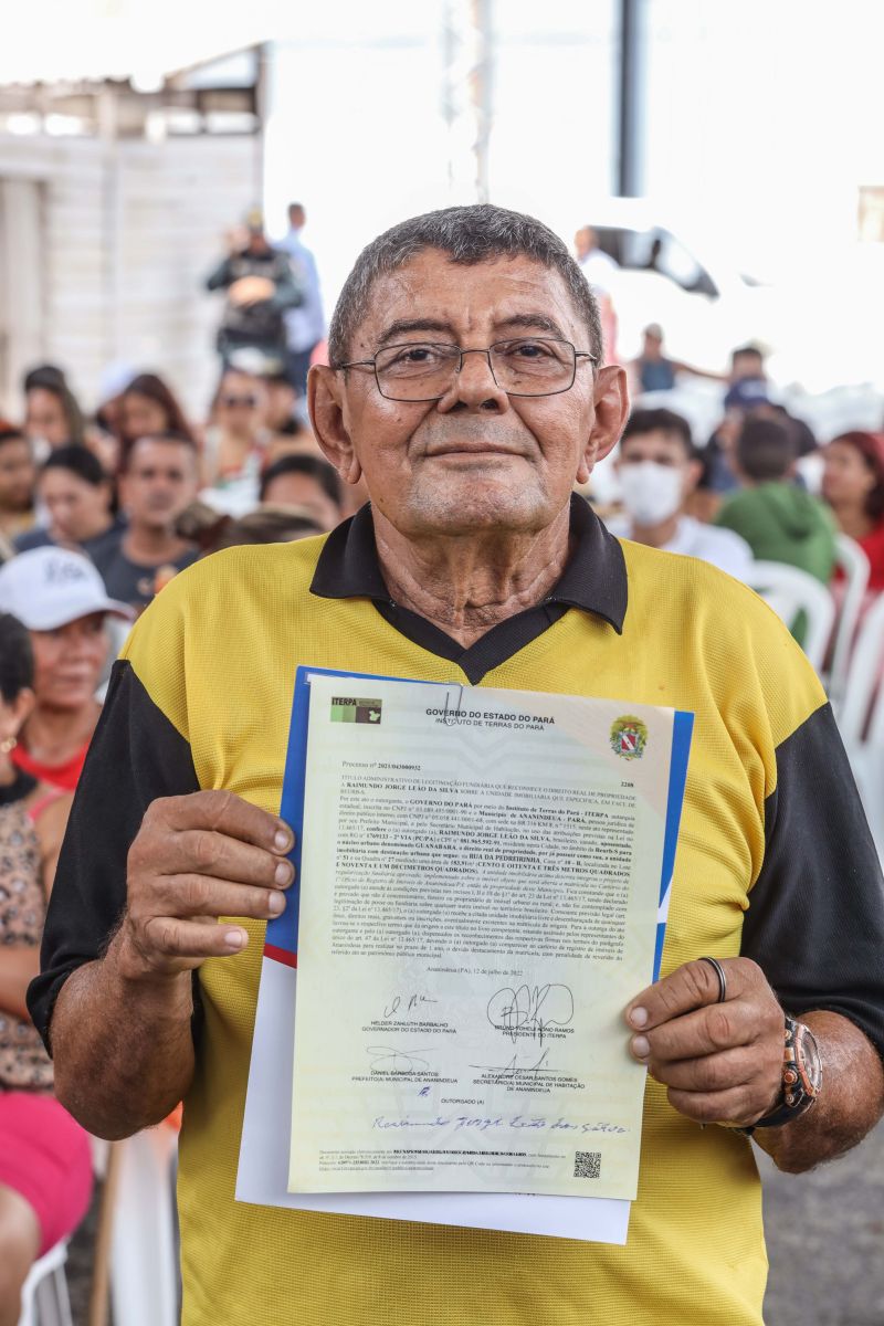 Governador Helder Barbalho Entrega de instrumentos musicais para bandas escolares Fotos Marco Santos/AGPARÁ <div class='credito_fotos'>Foto: Marco Santos / Ag. Pará   |   <a href='/midias/2022/originais/15275_5eb1813f-8fa4-72d7-4d51-46d58e9df7da.jpg' download><i class='fa-solid fa-download'></i> Download</a></div>