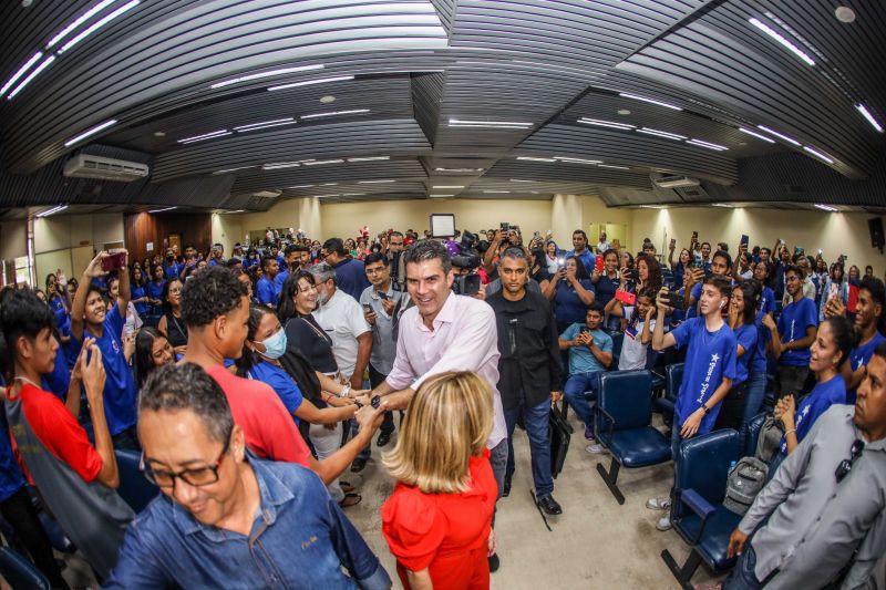 Governador Helder Barbalho Entrega de instrumentos musicais para bandas escolares Fotos Marco Santos/AGPARÁ <div class='credito_fotos'>Foto: Marco Santos / Ag. Pará   |   <a href='/midias/2022/originais/15275_a4b3b2c8-ce84-8084-53e7-813204b3da5e.jpg' download><i class='fa-solid fa-download'></i> Download</a></div>