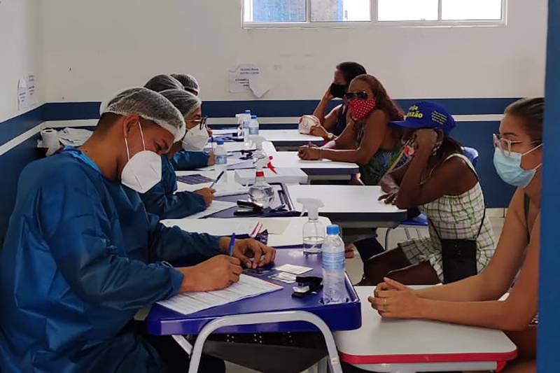 A equipe multiprofissional faz a triagem e encaminha as pessoas para as consultas