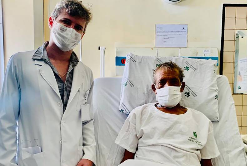 paciente com o médico nefrologista Antônio Carlos Laender Moreira