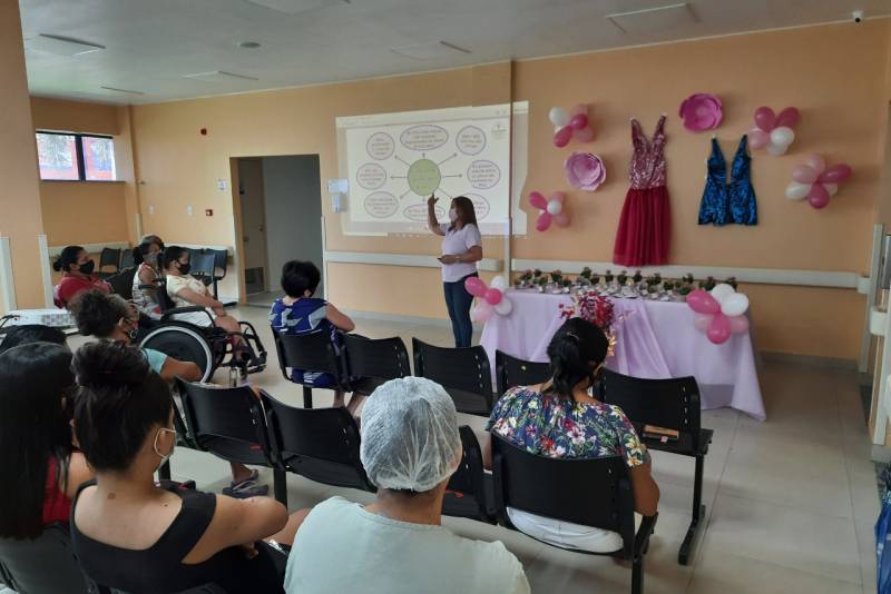 PALESTRA COM USUÁRIS E ACOMPANHANTES