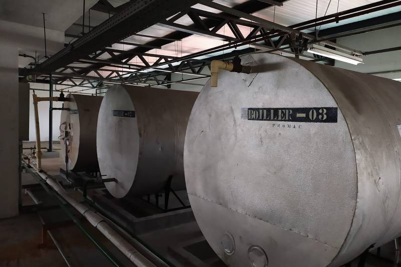 boilers que armazenam a água (da rede) aquecida pelas placas de energia solar.