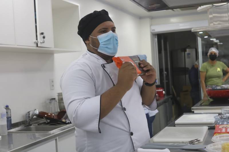 Professor Matheus Cruz iniciando o curso de chocolateria