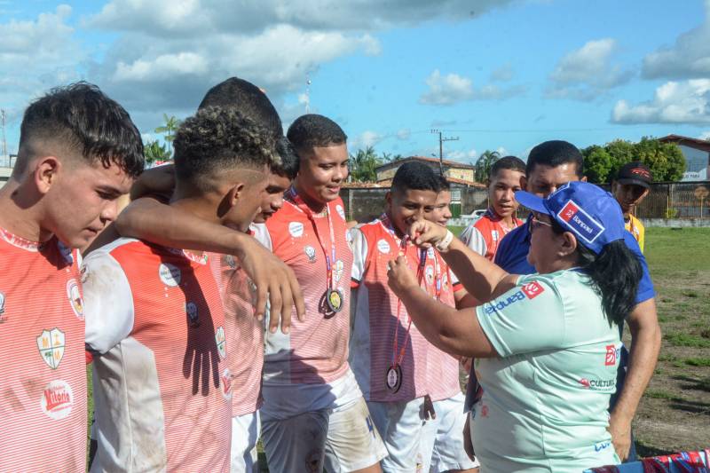 Escola Estadual Profa Isaura Baia da cidade de Mocajuba - campeâ de futebol de campo