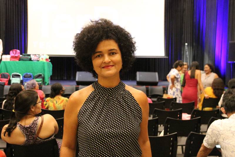  Heleni Viegas: Moça de listrado e cabelo afro