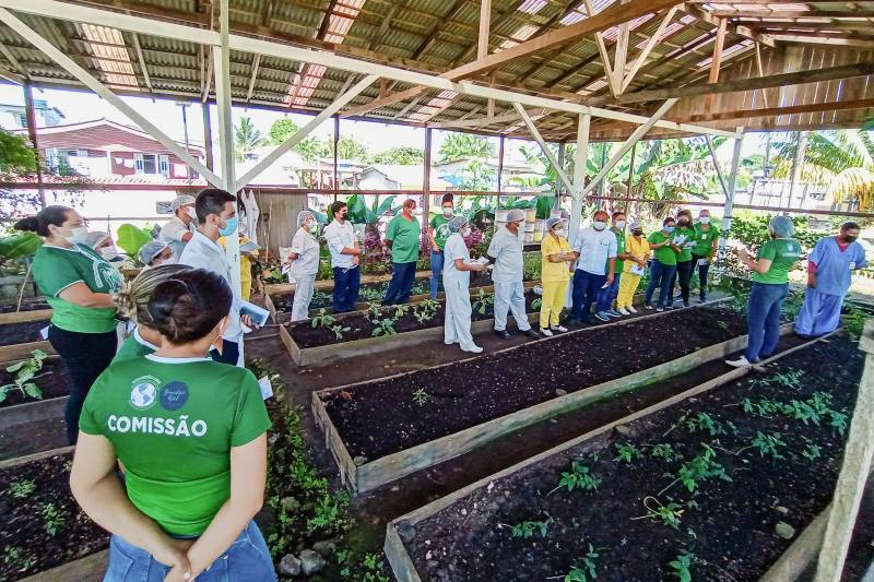 Colaboradores e comunidade brevense em frente ao HRPM 