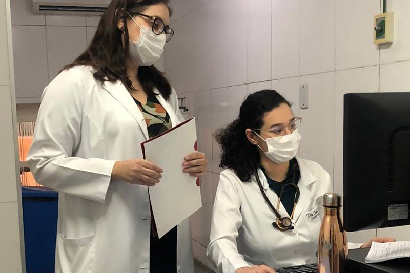 Médica residente Isabel Bastos é acompanhada na clínica pela supervisora Fernanda Garcia