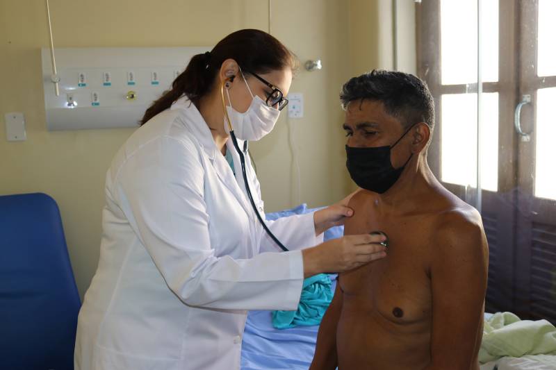 A médica Fernanda Barreto em atendimento a paciente na Santa Casa