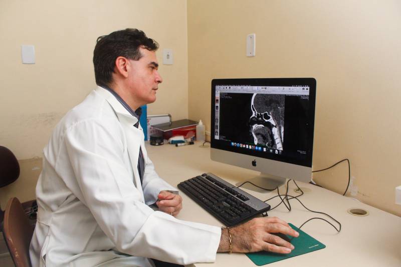 Neurorradiologista Ricardo Rogério analisa exame de paciente com fístula liquórica espontânea