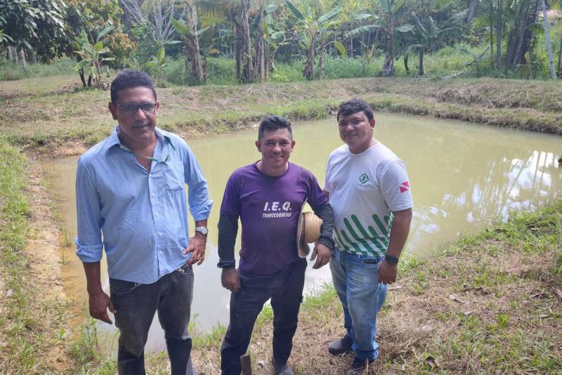 o produtor Jeová, da comunidade do Caripi, na Unidade de Referência Tecnológica, com o engenheiro de pesca Gilmar Feitosa e o engenheiro agrônomo Artur Pinheiro.