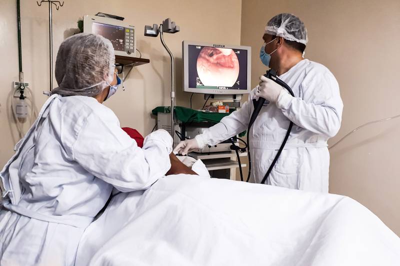 Dr. Daniel Pinheiro durante endoscopia diagnóstica