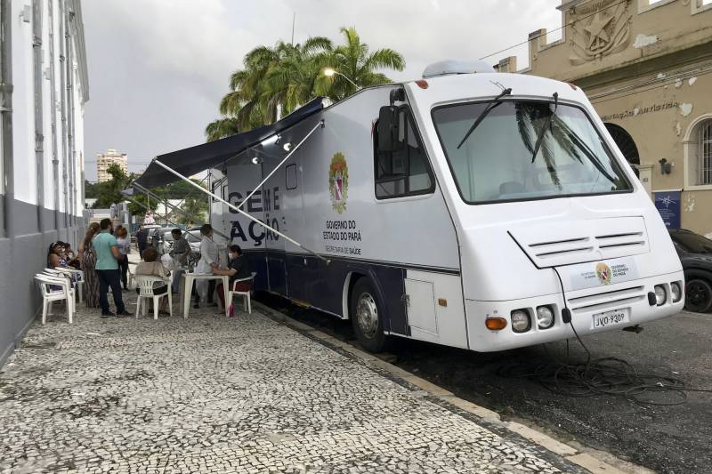 A unidade está estacionada ao lado da Basílica Santuário