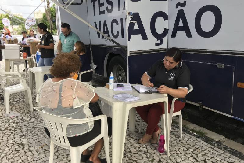 Vacinas e teste para detecção de Covid-19 estão disponíveis na unidade móvel