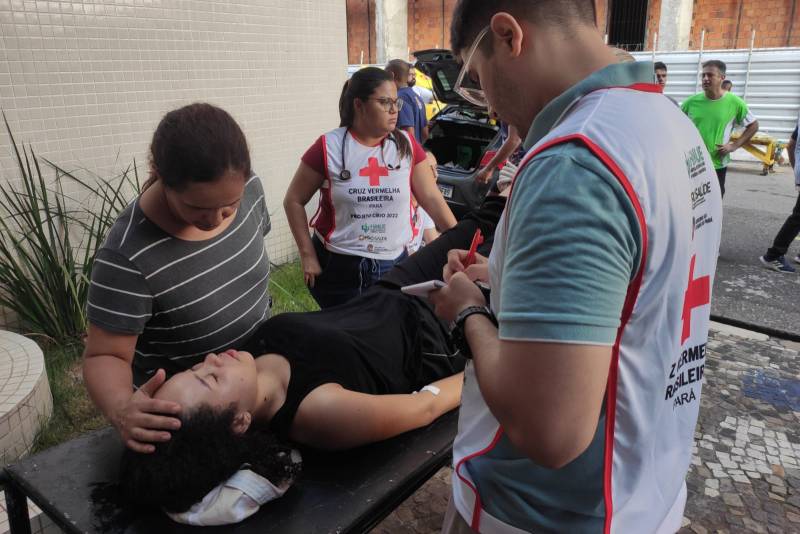 Equipe do Metropolitano assiste romeira do Círio de Nazaré em um dos três pontos de atendimento mantidos pelo hospital