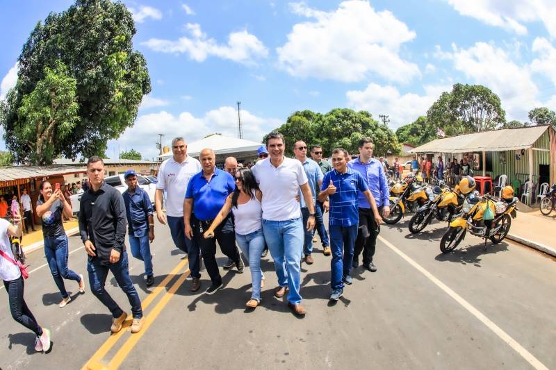 Governador Helder Barbalho entre pá 448 distrito de Taurai em Capanema