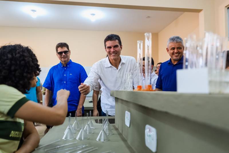 Estudante saúda governador, que retribui o gesto, na visita à nova escola em Altamira, a 115ª entregue pela atual gestão 