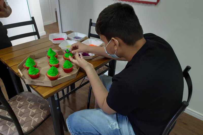 Usuário José Lucas participando da oficina de Cupcake
