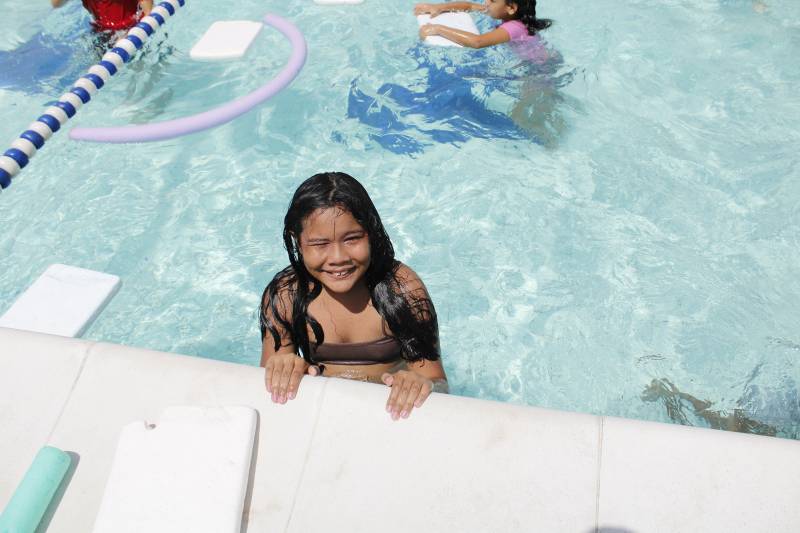 Leticia Durão, criança participante do evento, na piscina