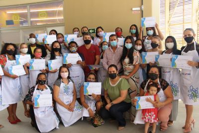 notícia: Alunas recebem certificação do curso de Costura Industrial da UsiPaz Icuí-Guajará, em Ananindeua