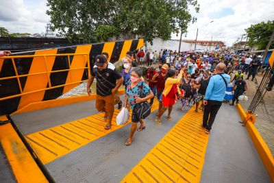 galeria: Ponte Outerio - movimentação no porto onde o ferry boat está fazendo a travessia da população