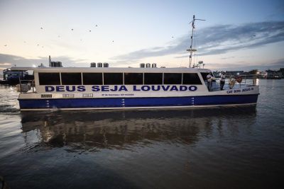 notícia: Navios e lanchas iniciam operação de transporte de moradores da ilha do Outeiro